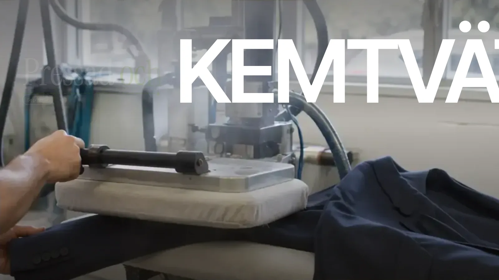 The steam press scene, the word Kemtvätt behind the steam