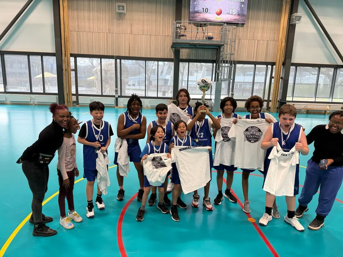 Basketlaget PU13 med pokalen